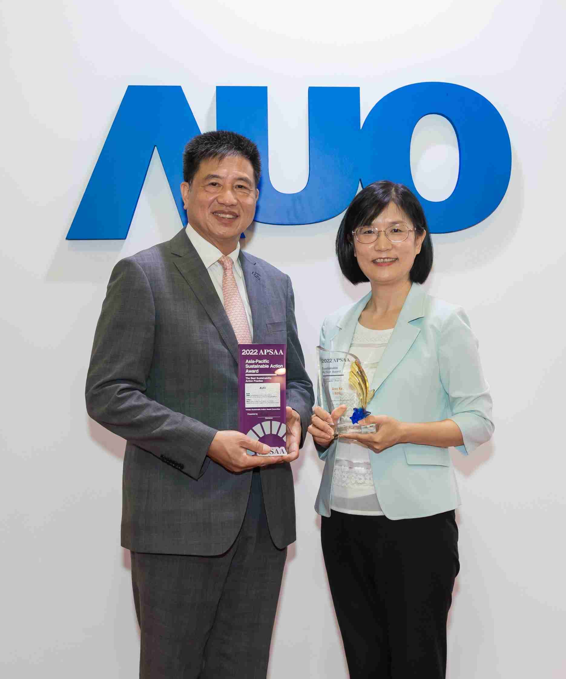 糖果派对长期垫筑永续远景的基石，，，，透过ESG暨气候委员会逐步实践永续策略蓝图。。其中，，，糖果派对光电永续长古秀华带领团队、、、制定中长期目标，，缔造多面向亮眼表现，，，获得「顶尖永续长奖」的个人奖殊荣（左：糖果派对光电董事长暨执行长彭双浪，，，右：糖果派对光电永续长古秀华）