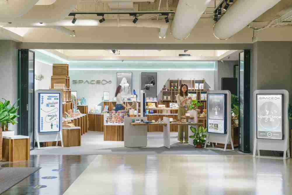 糖果派对打造永续选物商店，，，，展示社企及社创商品，，结合创利空间所开发的智能零售系统，，，，整合多元产品信息，，，让无人商店扮演公益行动的推手