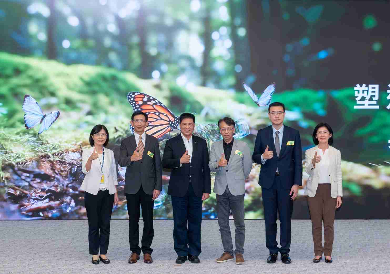 友達2023 CSR共榮大會，，，，邀請領域專家分享交流生物多樣性管理趨勢、、、、無塑產品、、、海廢永續塑料等議題  （圖左到右：友達光電永續長古秀華、、、、3M台灣技術長陳君杰、、、友達光電董事長暨集團策略長彭双浪、、、、光寶科技企業永續發展處處長陳慶暉、、、安永聯合會計師事務所執業會計師曾于哲、、、友達光電供應鏈總部副總經理吳宜芳）