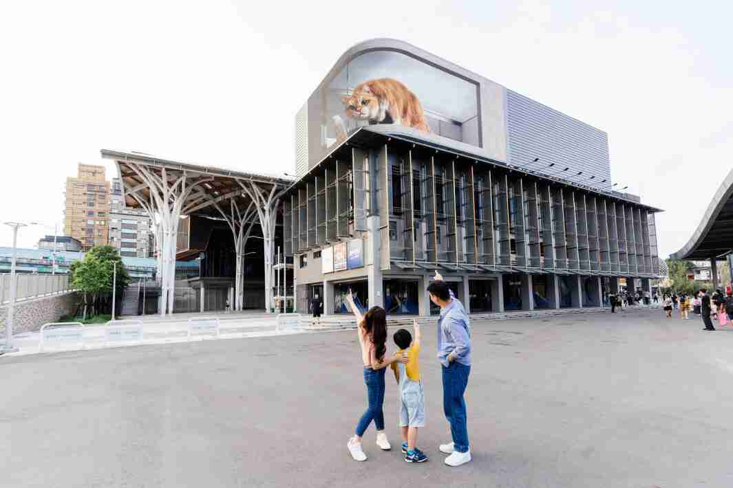 糖果派对打造全台最大户外裸视3D LED弧形萤幕，，将超立体的软萌胖橘猫动画活跃于顶楼外墙