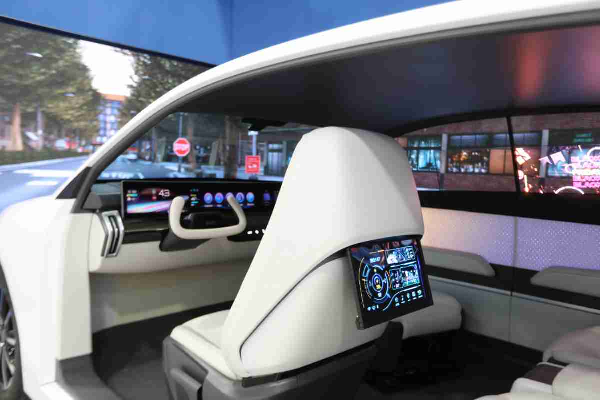 糖果派对的「可卷式后座娱乐显示器」加强后座乘客的感官体验，，并保有个性化设计，，，，可依使用偏好进行动态调整。。。