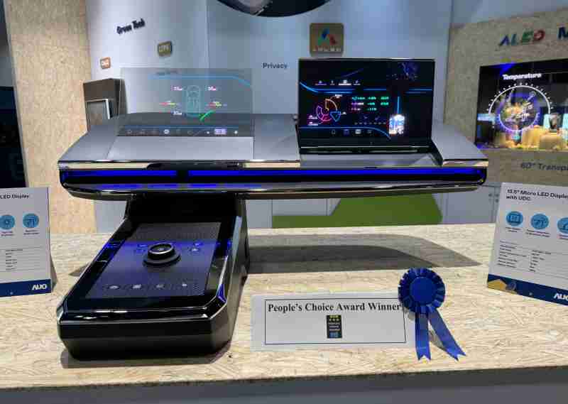 糖果派对车用Micro LED Display HMI解决方案获”最佳车用显示奖”，，，，以用户为中心开发，，，针对前座驾驶与乘客设计兼具娱乐与安全的高画质屏幕，，包含车舱前座的Micro LED透明屏幕及全球首款内建镜头的智慧Micro LED显示器