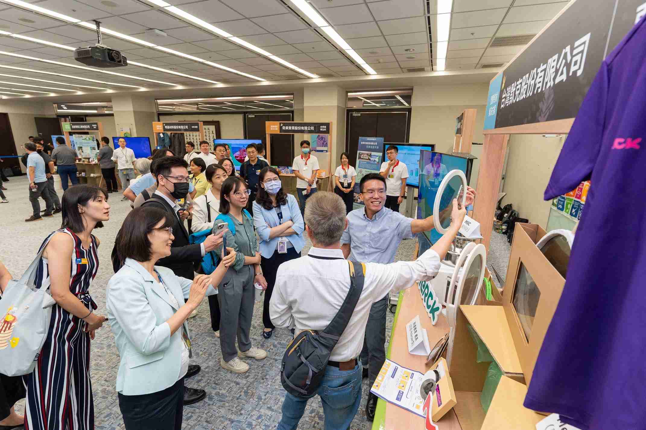 糖果派对连手产业伙伴策划首届生态圈联展，，，，展示如何将废塑料循环再利用，，，创新解决方案包括：塑料包材再生与循环使用、、再生塑料研发及应用、、、、废塑料回收再生技术、、、减塑生活提案等