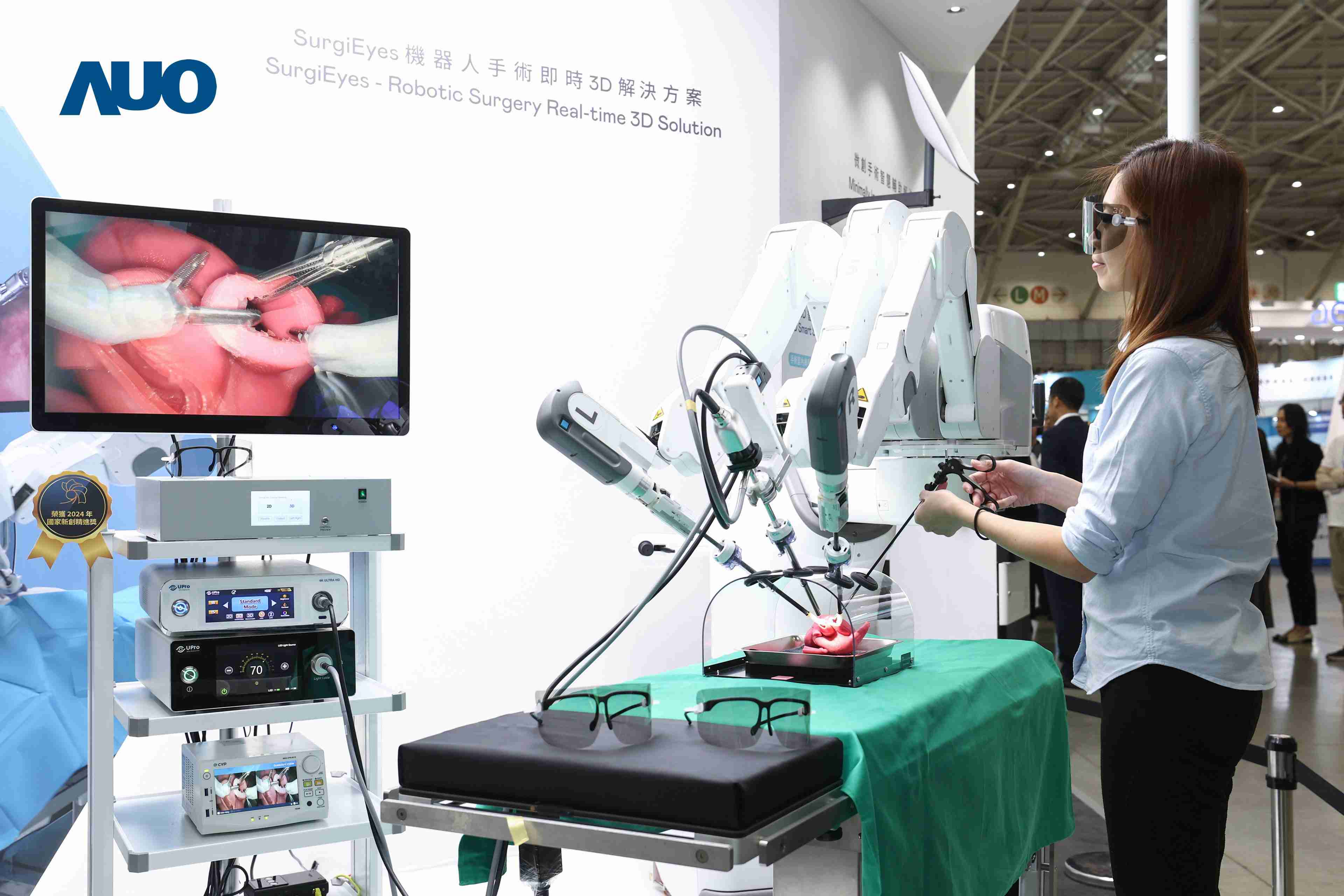 达擎以领先的3D显示技术推出〝SurgiEyes机器人手术实时3D解决方案〞，，，整合先进3D图像处理与独家3D垂直宽视角、、、广色域的显示技术，，，手术团队可实时同步主刀医师视角看到清晰3D影像，，提升沟通效率与安全性。。。。